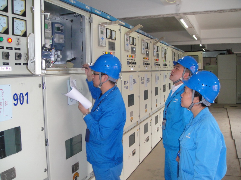 中環(huán)學校 焊工辦理畢業(yè)照