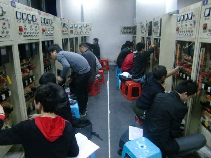 中環(huán)學校 焊工辦理畢業(yè)照