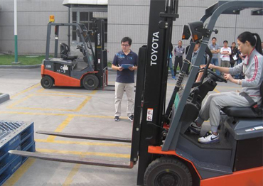 操作叉車前檢查、避讓障礙物、叉車倒車行駛要求、叉車停車放置及行為規(guī)范。